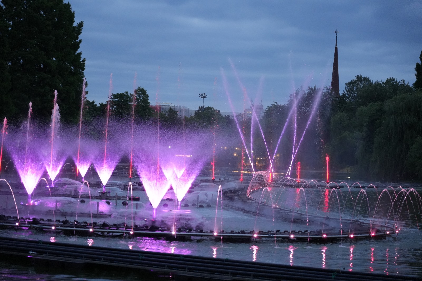 Spectacol impresionant de lumini și muzică!  Pornesc fântânile arteziene din parcul Alexandru Ioan Cuza 