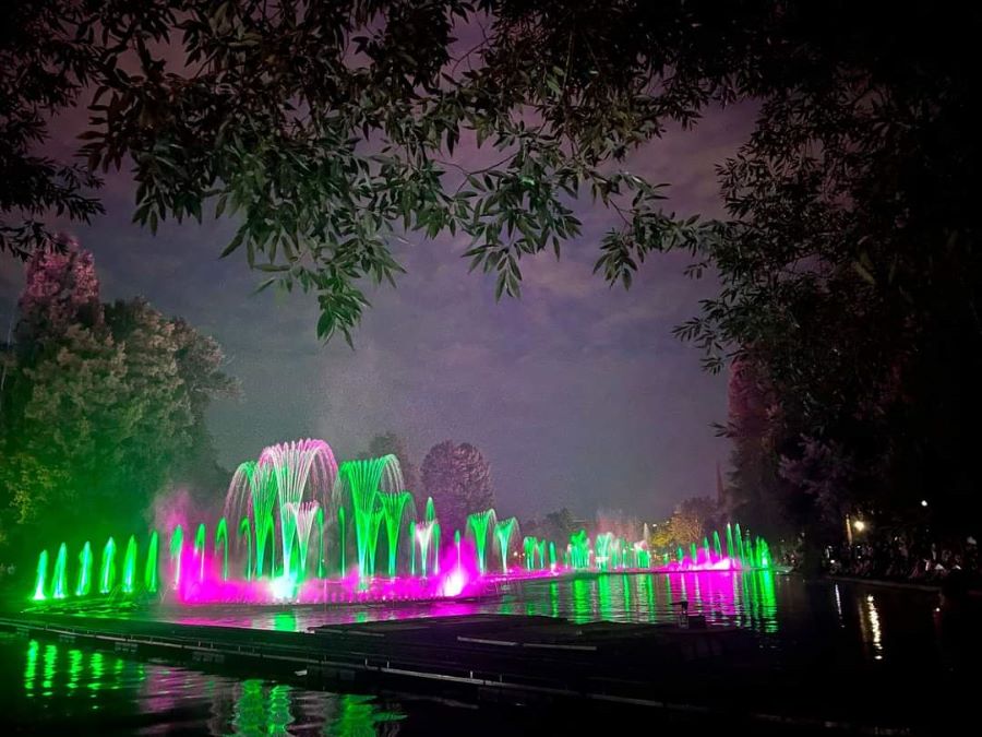 Programul fântânilor arteziene din parcul Alexandru Ioan Cuza  Află la ce oră încep spectacolele de lumini și muzică!
